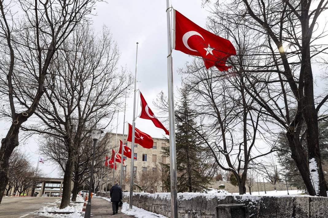TBMM'deki bütün bayraklar yarıya indirilirken o bayrağa dokunulmadı! Bakın neden... 5